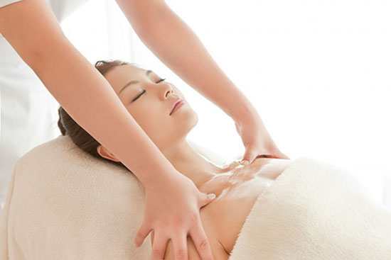 Massage thông tắc tia sữa tại Spa chăm sóc mẹ bỉm