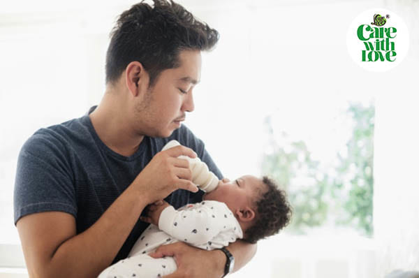 Nếu em bé bú bình, hãy cho bé ăn muộn trước khi ngủ (tức là khoảng 9-10 giờ tối) để mẹ có thể ngủ một chút. Bố có thể thay mẹ cho con bú bình vào ban đêm hay sáng sớm