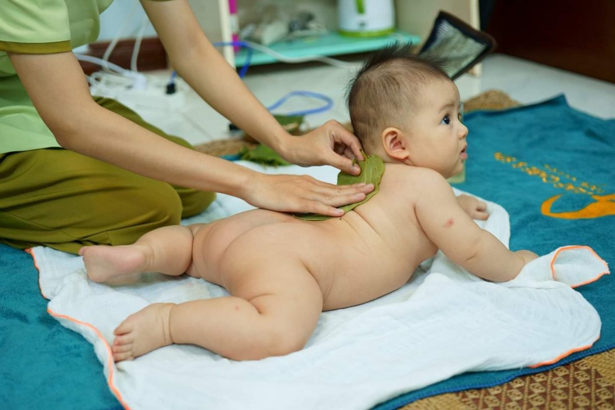 Đắp lá trầu không cho bé