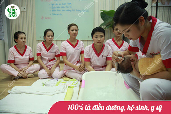 thuê điều dưỡng tắm bé tại nhà