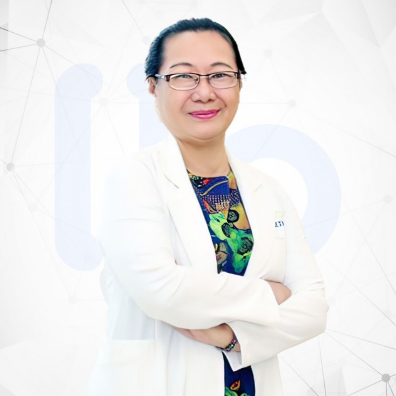 Bác sĩ Huỳnh Thanh Hương (thứ 2 từ phải vào)