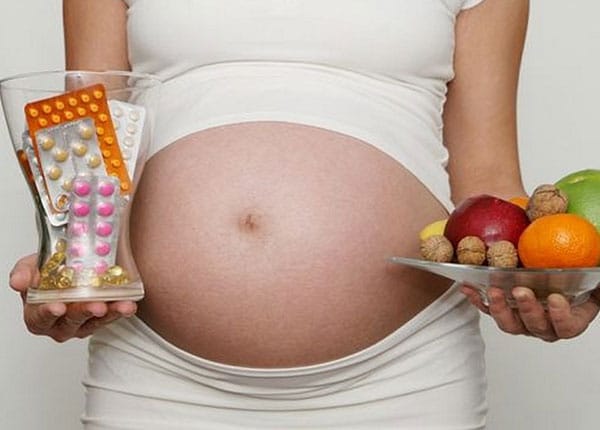 Theo dõi và chăm sóc mẹ bầu thường xuyên