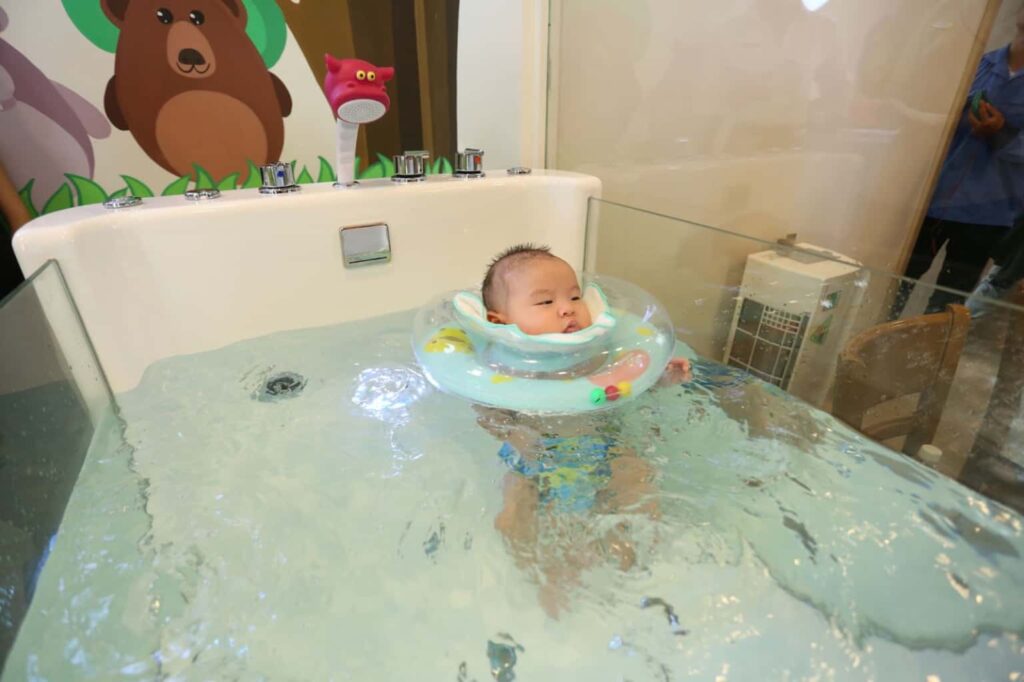 Care With Love mang hơi hướng hiện đại nhưng khách hàng đến với chi nhánh Quận 7 vẫn sẽ cảm nhận được phong cách nhẹ nhàng, hòa mình với thiên nhiên nhờ những giai điệu du dương và mùi hương thoang thoảng dễ chịu.