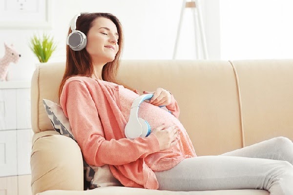Khi thai nhi khoảng 16 tuần tuổi, bé bước đầu có phản ứng với âm thanh xung quanh. Vào tuần thai thứ 24-25