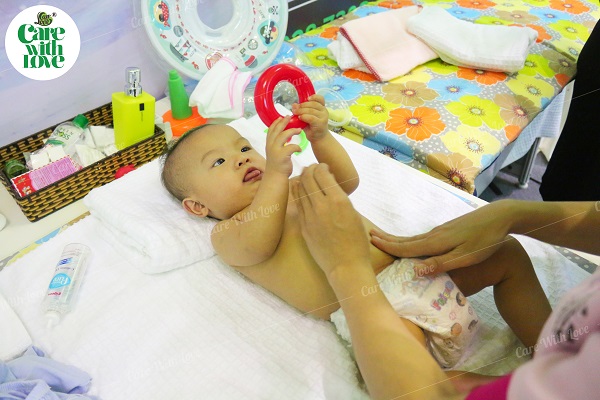 Kỹ thuật chăm sóc bé trước khi cho bé vào bể bơi