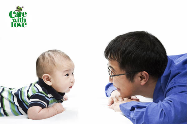 Mối liên kết giữa cha mẹ với bé là một phần quan trọng trong đó. Điều này có nghĩa bố cần giúp  mẹ chăm sóc và nuôi dưỡng bé yêu ngay từ phút đầu
