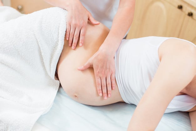 Massage cho bà bầu cần lưu ý gì Không massage những tĩnh mạch bị giãn mà tốt nhất là hãy xoa nhẹ lướt xung quanh