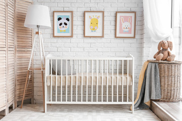 Bố cục đơn giản. 1 tran chỉ từ 1-2 chi tiết, màu sắc tươi tắn. Các cách tác động màu sắc này giúp bé nhận biết và định hình màu săc, đồ vật, hình ảnh sớm. Từ đó tầm nhìn bé được cải thiện, kích quan sát, trí não bé.