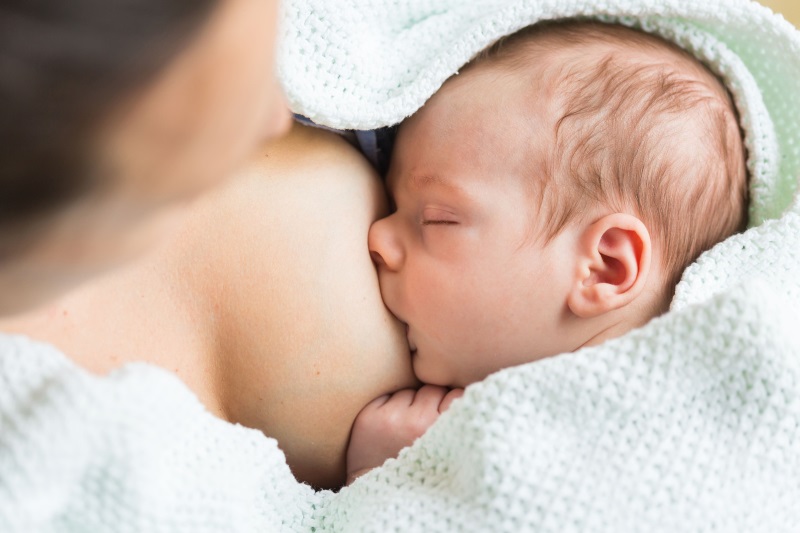 Cho bé bú sữa Mẹ càng sớm càng tốt