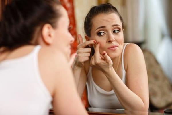 Hạn chế sờ tay lên nốt mụn hoặc nặn mụn