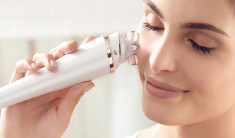 Massage vùng da mắt giúp ngăn ngừa vết chân chim