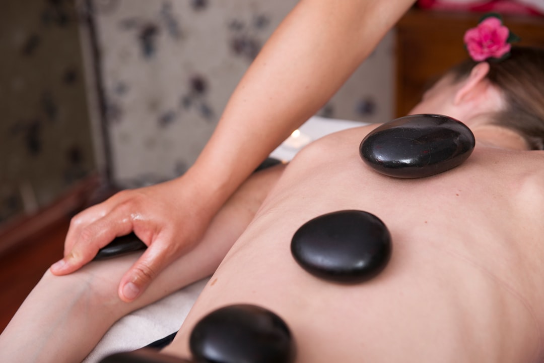 Tinh dầu massage lavender mẹ sau sinh