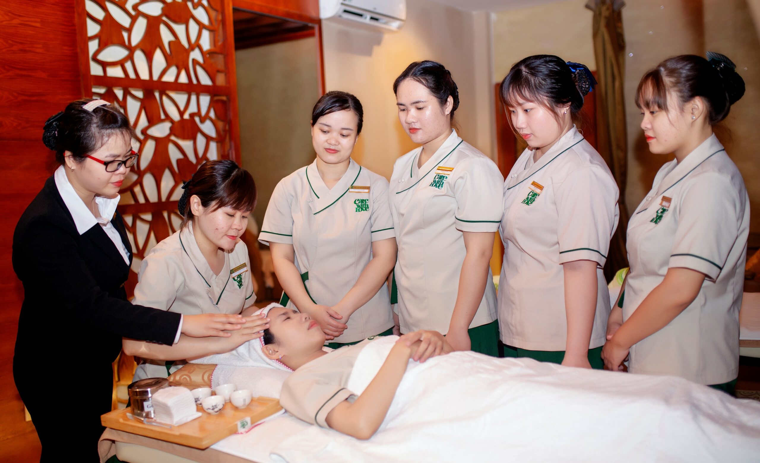 Đội ngũ Care With Love có nhiều năm kinh nghiêm trong chăm sóc mẹ và bé