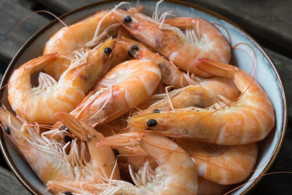 Tôm cũng như các loại hải sản chứa nhiều protein, sắt, omega 3 tốt cho quá trình tái tạo máu, co hồi tử cung, hồi phục thể trạng phụ nữ sau sinh.