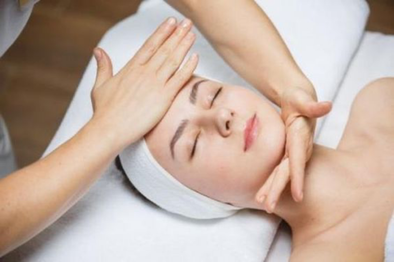 Lợi thế của massage mặt chống chảy xệ bằng tay