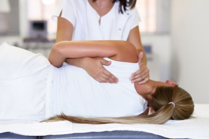 Mẹ bầu nên nằm ngủ để massage