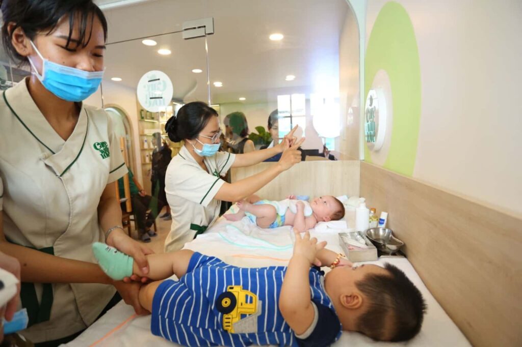 Care With Love có những khu vực riêng dành cho bé như bơi thủy liệu, khu massage và khu gội đầu, ngâm chân thảo dược dành cho mẹ