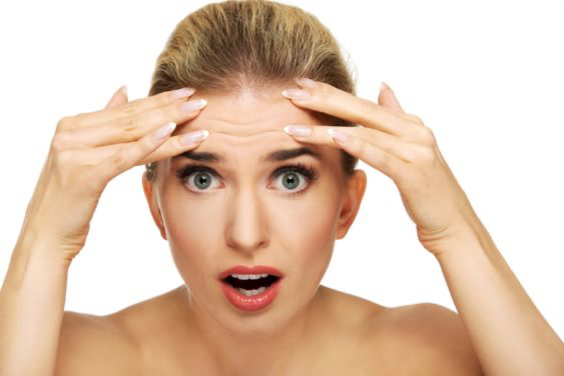 Thói quen hay chau mày là nguyên nhân xuất hiện các nếp nhăn ở trán