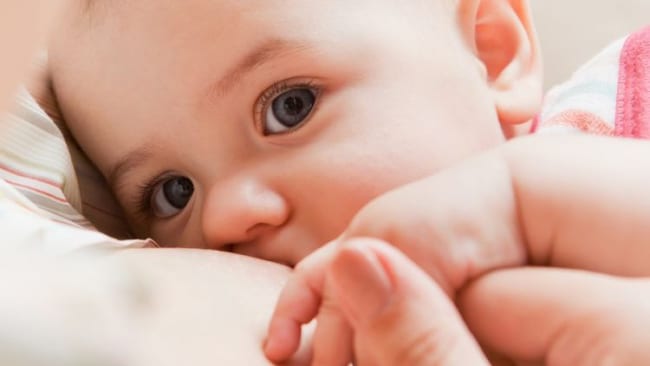 Tuân thủ những lưu ý khi nuôi con bằng sữa mẹ