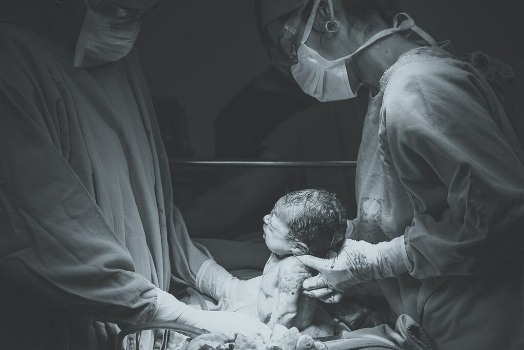 Sau sinh mổ, tử cung của người mẹ thường cần thời gian phục hồi lâu hơn so với đẻ thường. Vết sẹo do sinh mổ trở thành điểm yếu vĩnh viễn trên cơ thể mẹ. Nếu sinh mổ càng nhiều lần, mẹ càng đối mặt với nguy cơ như vỡ tử cung, rau tiền đạo, vết mổ đau nhức, viêm dính tử cung... trong quá trình sinh nở.