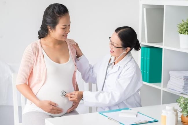 Mẹ bầu nên tham khảo ý kiến bác sĩ trước khi dùng bất kì loại vitamin nào