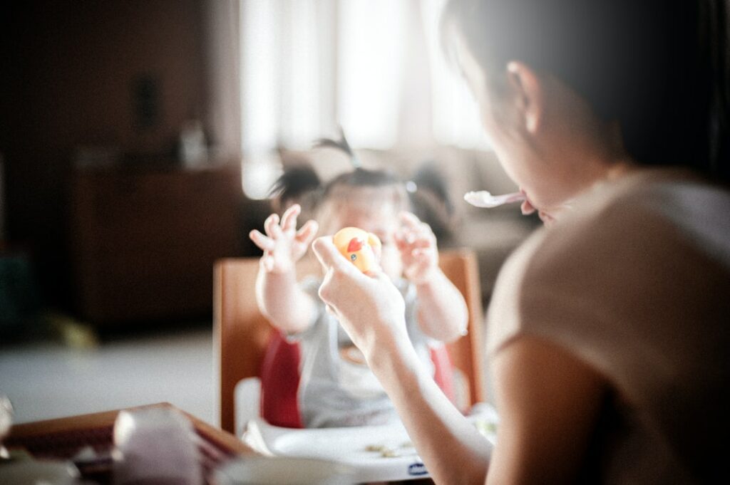 Bạn có thể cho bé tập ăn vào bất kỳ bữa nào trong ngày. Mẹ có thể chia nhiều bữa, khẩu phần nhỏ cho mỗi lần ăn dặm để trẻ làm quen với thức ăn mới.
